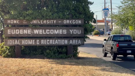 Wood-sign-welcoming-people-to-the-University-of-Oregon-on-the-side-of-the-road