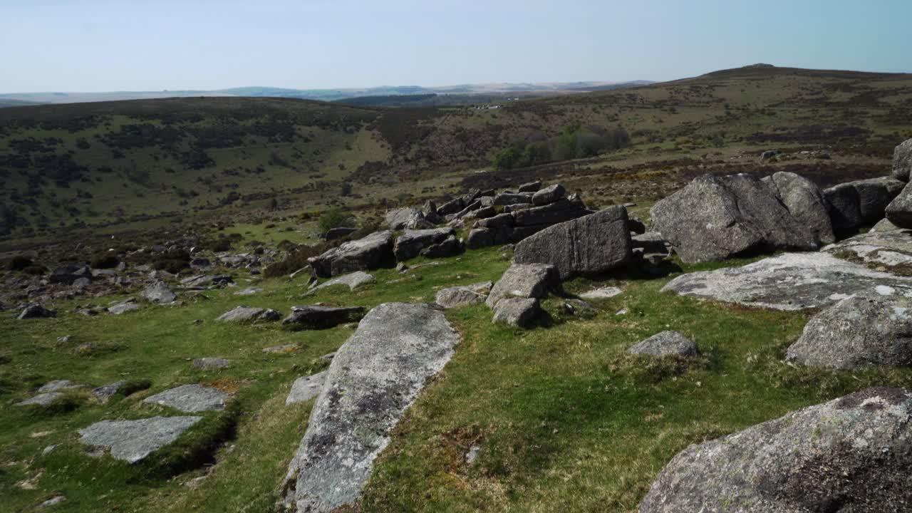 vista sobre el terreno accidentado y solitario de dartmoor desde sharp tor en devon, inglaterra, en un caluroso día de primavera