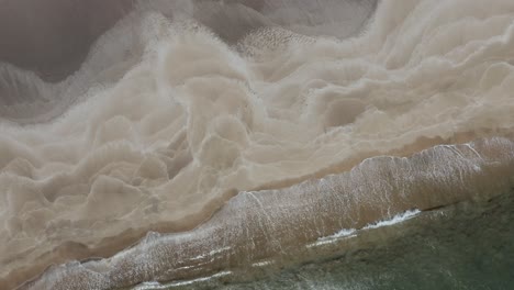 Playa-De-Arena-Con-Olas-Rompiendo-En-La-Costa-De-La-Península-De-Snæfellsnes,-Tiro-De-Arriba-Hacia-Abajo