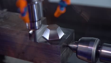 CNC-Fräsmaschine-Für-Die-Metallbearbeitung.