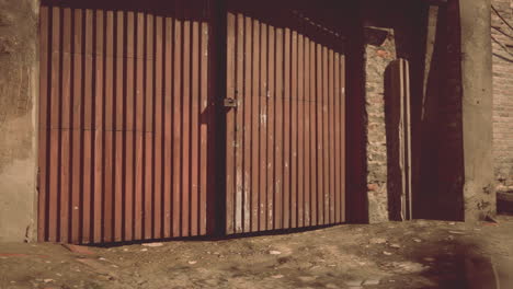 puerta de madera desgastada de un viejo edificio