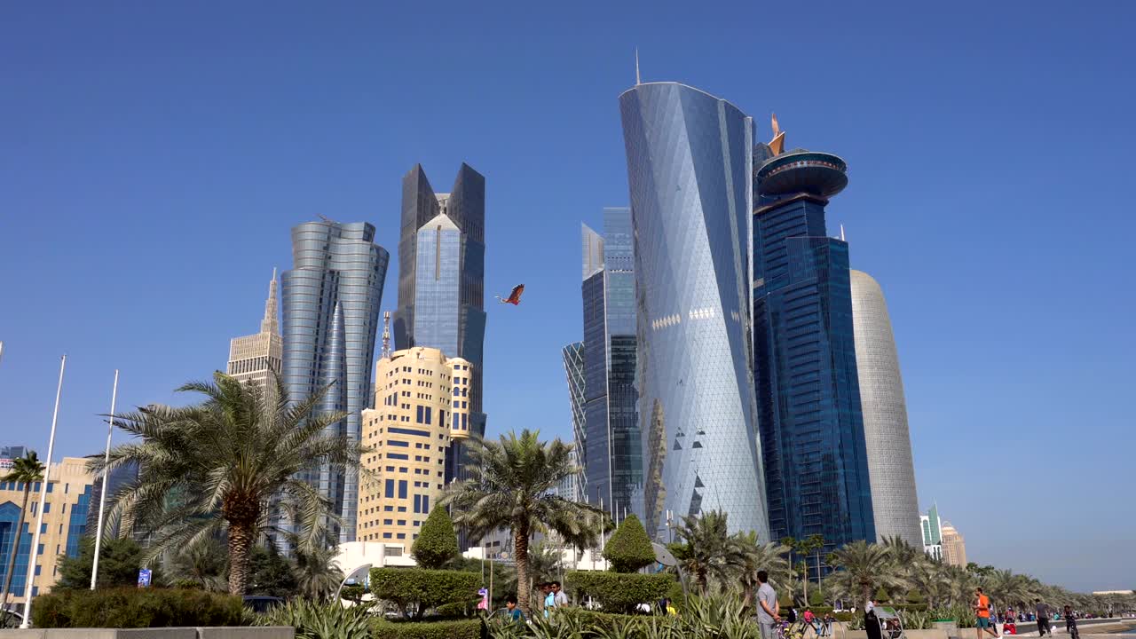 Lo skyline del centro commerciale di Doha, capitale del Qatar. Vista dal basso con grandangolo su grattacieli e un piccolo aquilone
