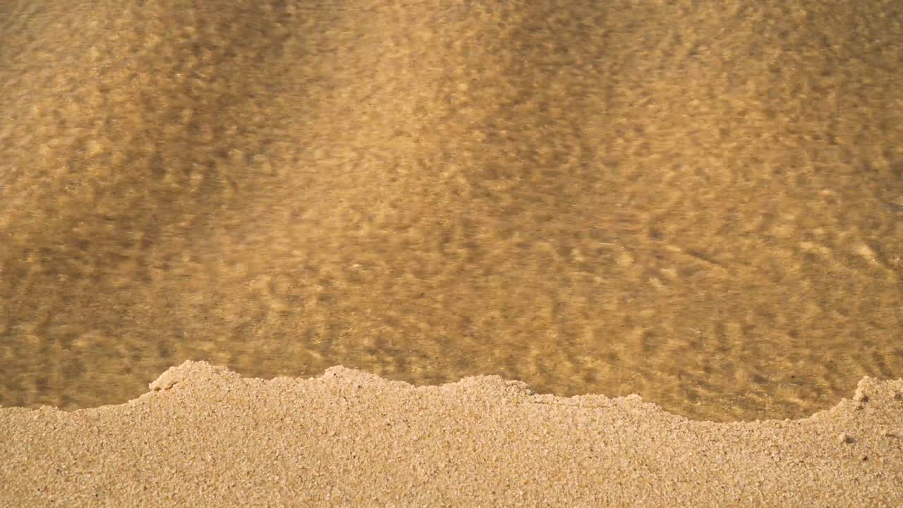 물이 바다로 흘러들어가면서 폭우가 내린 후 해변에서 4k 해안 모래 침식