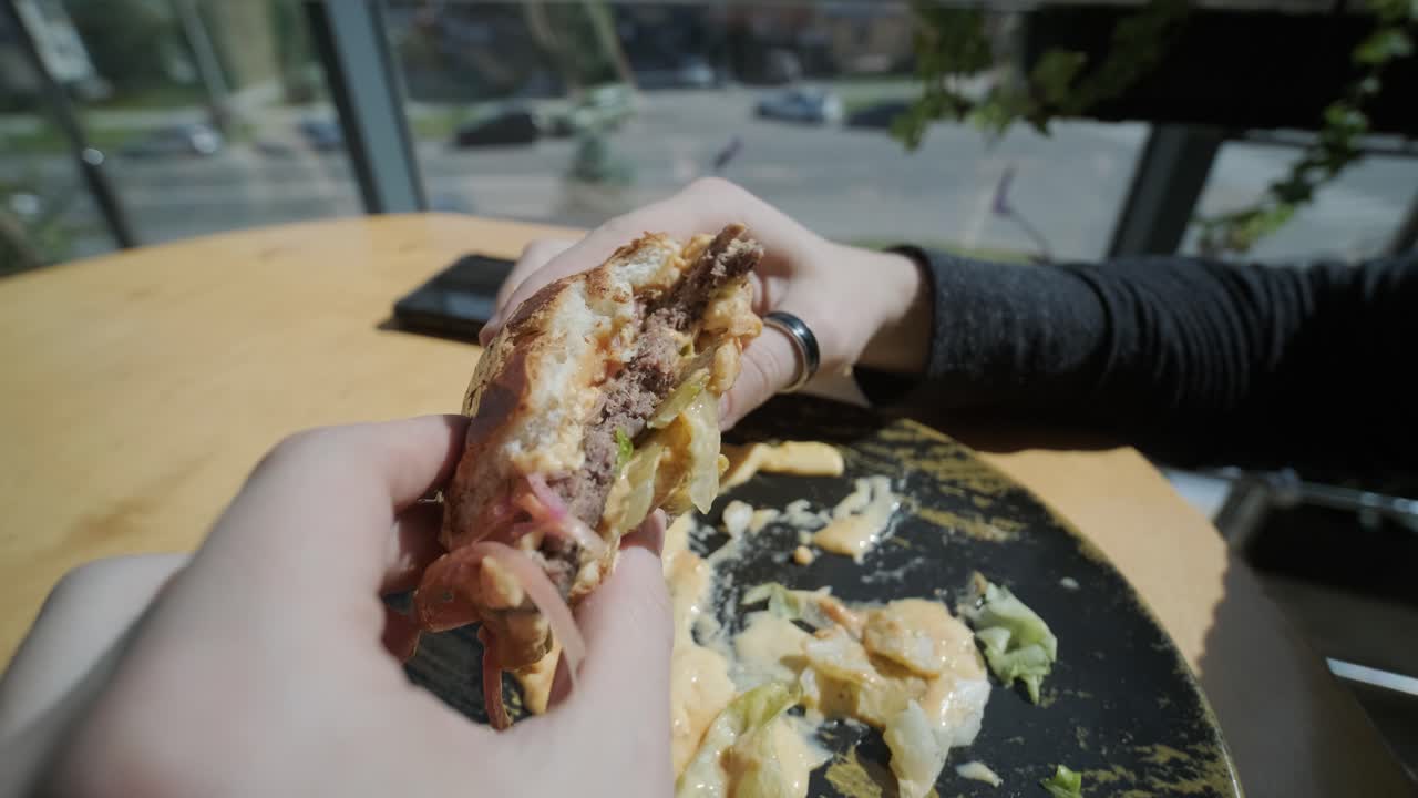 레스토랑에서 햄버거를 먹는 남자