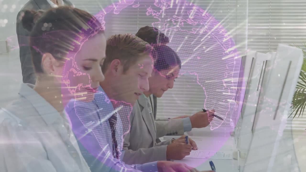 анимация земного шара бизнесменов, использующих компьютеры