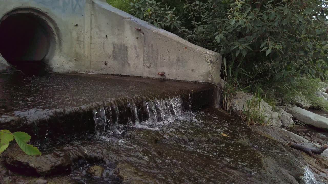 ciudad río puente drenaje tubería pan calgary alberta canadá
