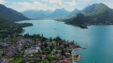 See-Annecy-Fähre-Und-Talloires-Stadtbild-In-Den-Französischen-Alpen---Antenne