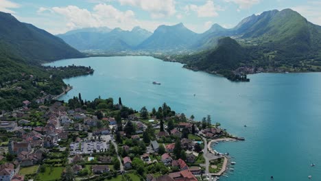 ferry del lago annecy y paisaje urbano de talloires en los alpes franceses - antena