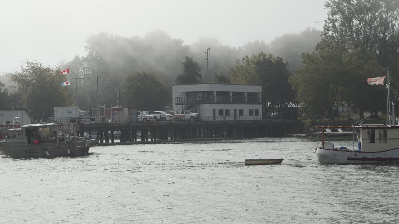 안개 속에서 서로 지나가는 배들