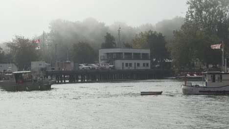 Barcos-Que-Se-Cruzan-En-El-Canal-En-La-Niebla