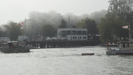 barcos que se cruzan en el canal en la niebla