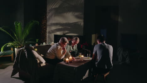reunión familiar por la noche