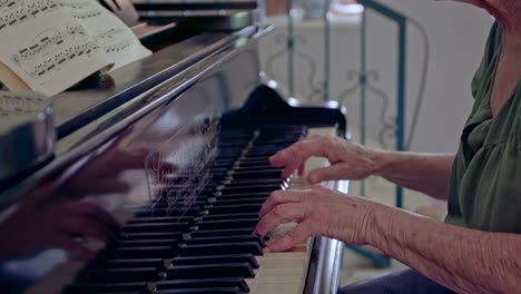 anciana tocando un piano de cola en su casa