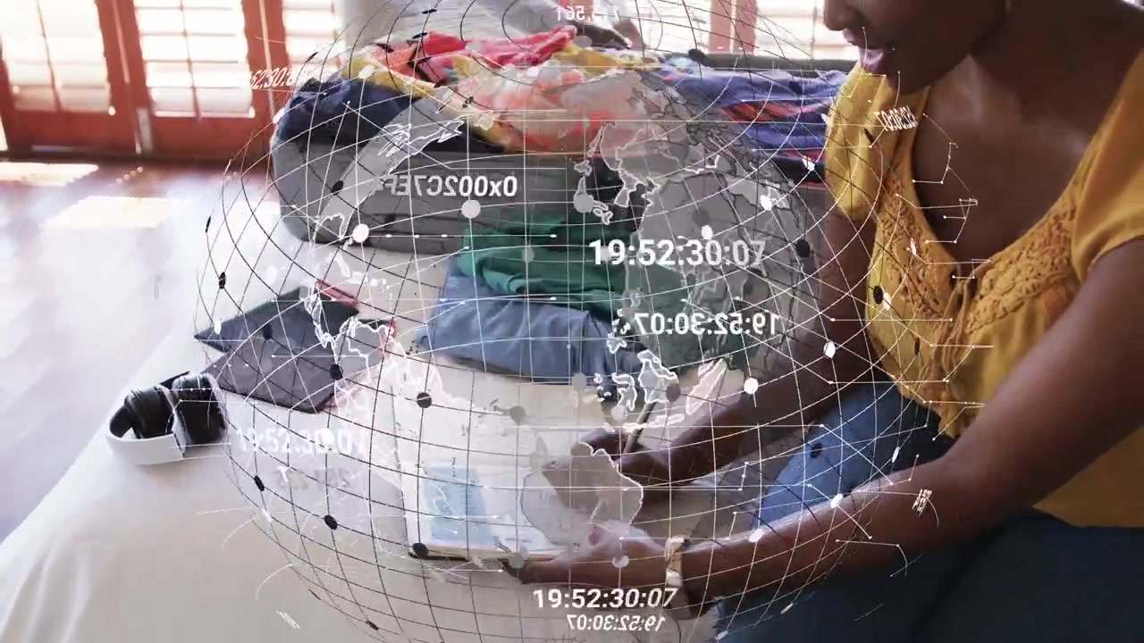 Donna che tocca il tablet e spunta una lista di controllo per il viaggio, uomo che prepara la valigia, con una sovrapposizione del globo che si espande