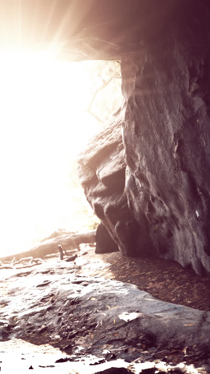 la luz del sol ilumina la entrada de la cueva