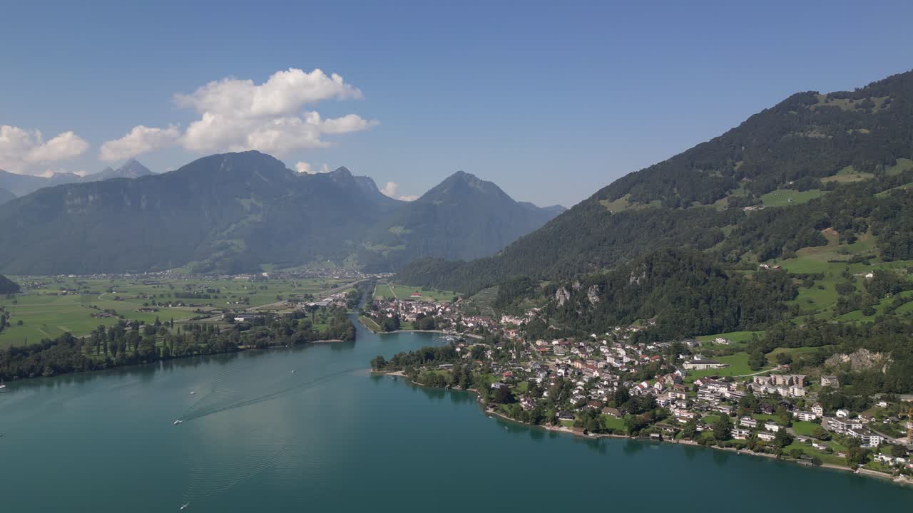 vista aérea de drones del lago walensee, suiza con barcos