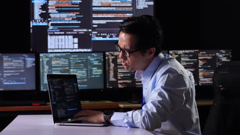 programador experimentando dolor de espalda mientras trabaja hasta tarde en la noche