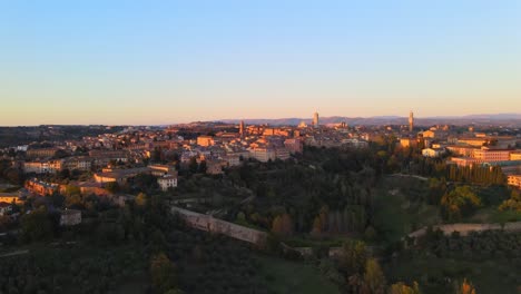 Aeria-Ver-La-Puesta-De-Sol-En-La-Región-De-Toscana-Desde-Siena,-Italia