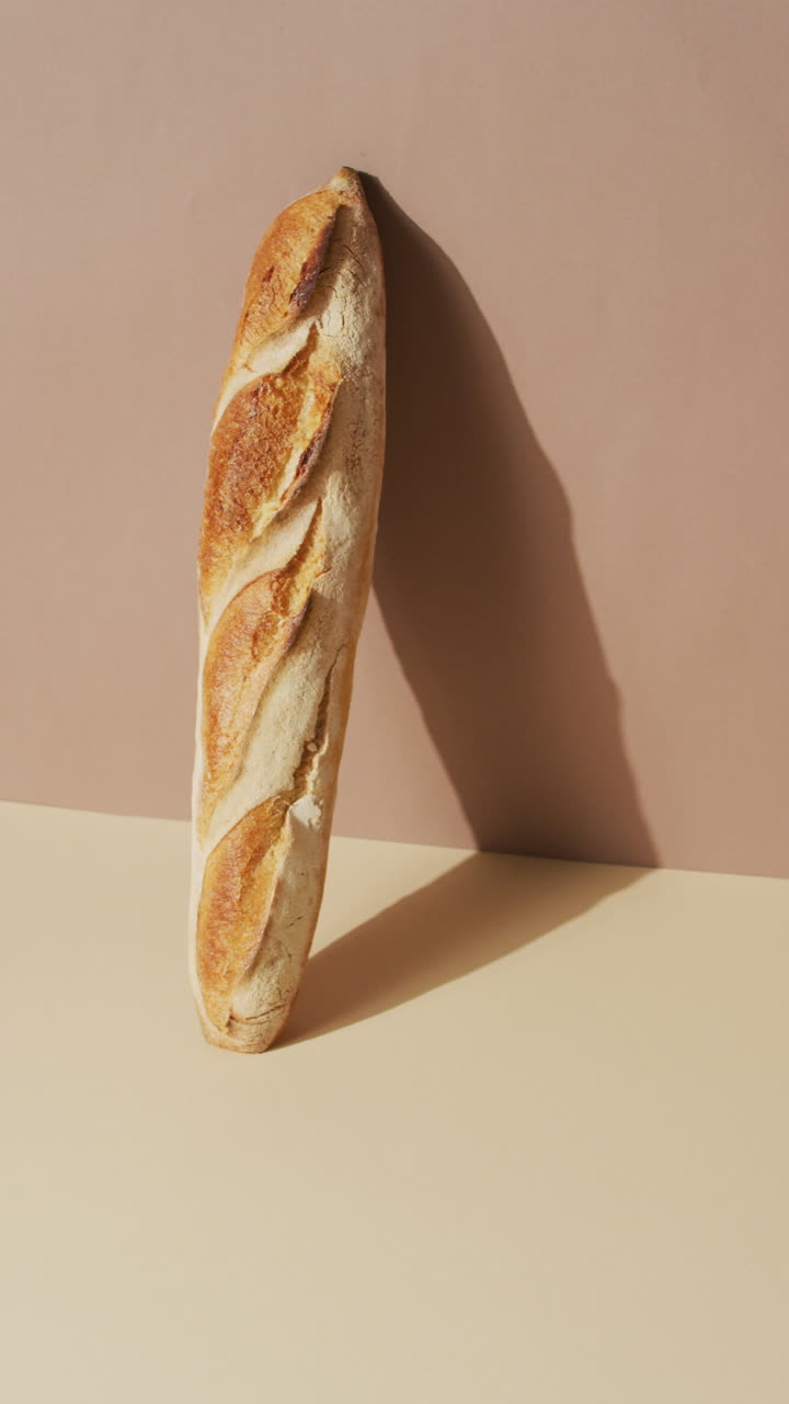 Video verticale di baguette su sfondo rosa e beige
