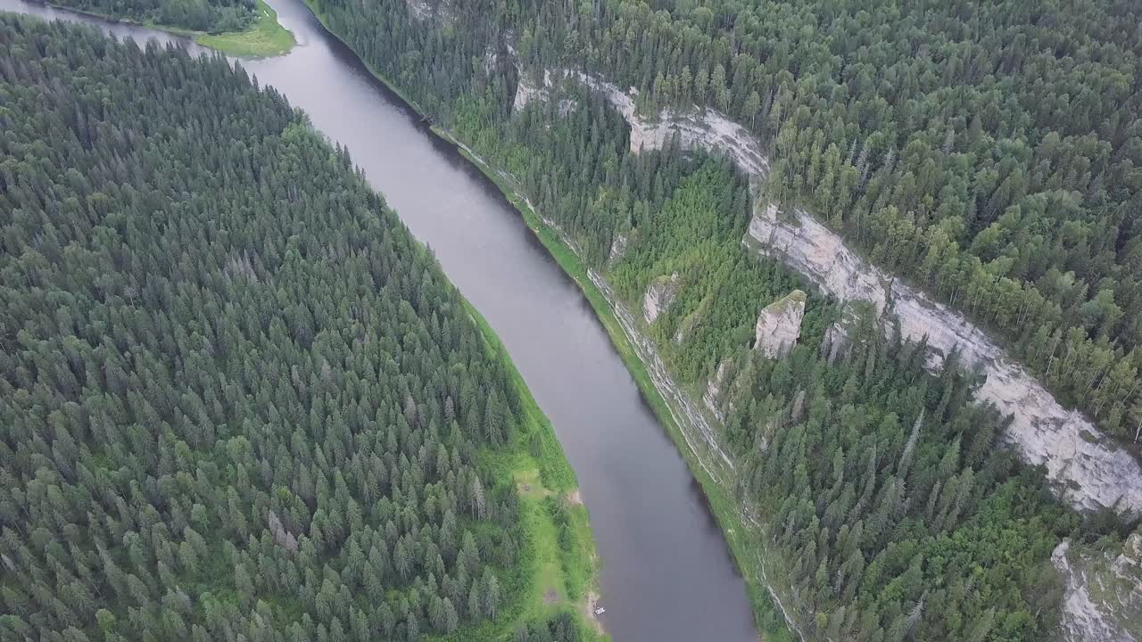 взгляд с воздуха на реку, извилистую через лес