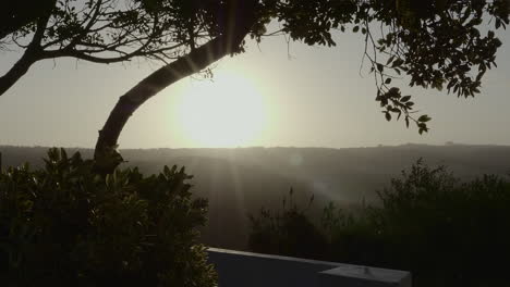 Toma-Panorámica-De-La-Brillante-Puesta-De-Sol-Sobre-La-Llanura-Sudafricana