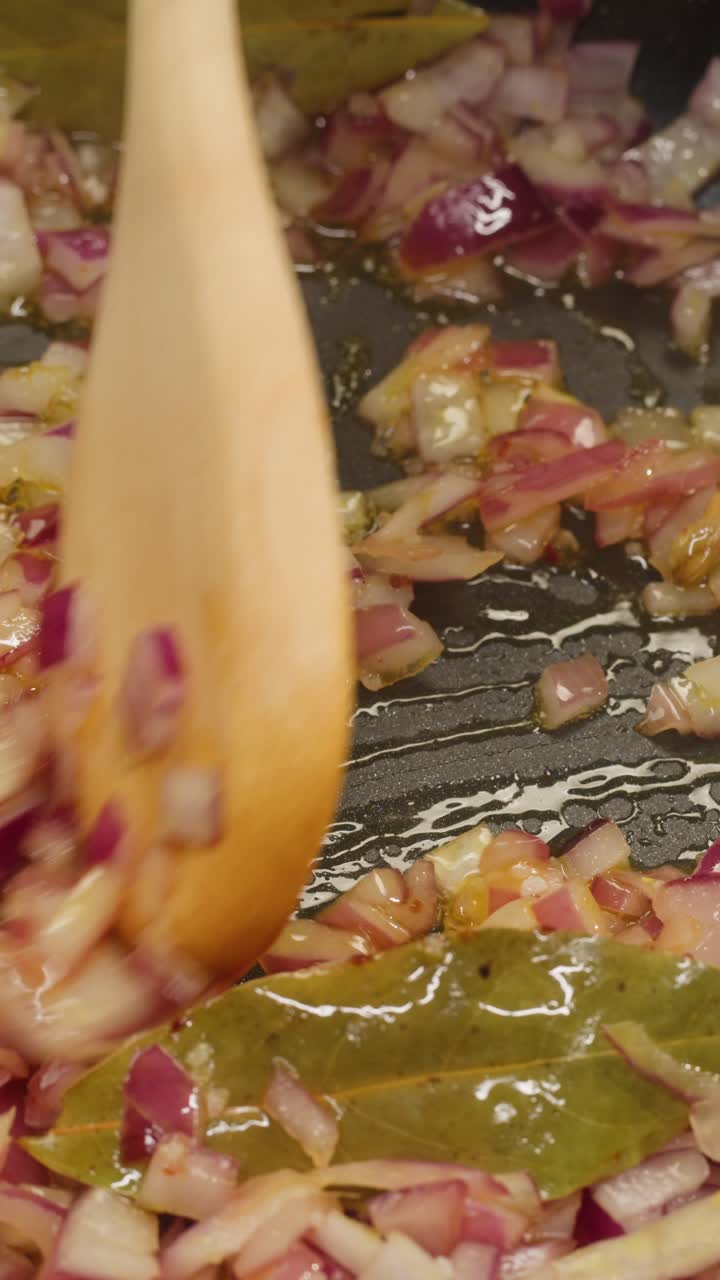 Cooking ingredients: red onions, bay leaf, garlic, chili pepper, cardamom