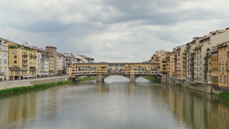 Ruhiger-Blick-Auf-Die-Brücke-Ponte-Vecchio-über-Den-Fluss-Arno-In-Florenz