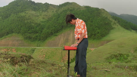 Cámara-Lenta-Del-Hombre-Tocando-El-Piano-En-La-Cima-De-Una-Colina