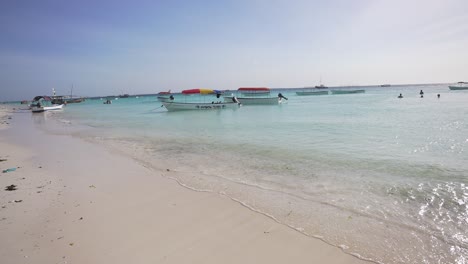 Paisaje-De-Playa-De-Zanzíbar-Con-Barcos-Tradicionales