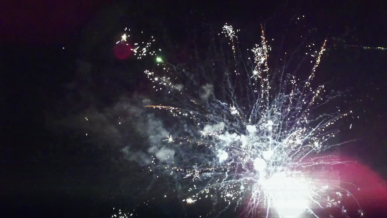 vista aérea. fuegos artificiales, fuegos artificiales iluminan el cielo, fireworks de celebración del año nuevo