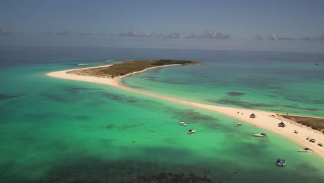 Cayo-De-Agua-En-Los-Roques-Con-Aguas-Cristalinas-Y-Barcos,-Luz-Del-Día,-Vista-Aérea