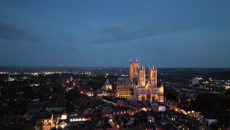 un video de un dron aéreo captura la famosa catedral de lincoln en lincolnshire, reino unido, al anochecer, mostrando su majestuosa arquitectura gótica con iluminación