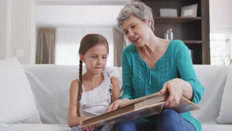 Abuela-Y-Nieta-Pasando-Tiempo-Juntas