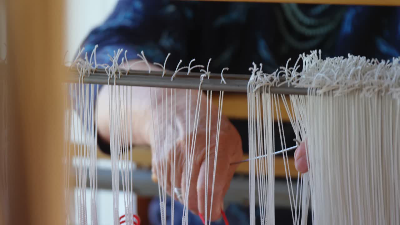 직물 기계 를 운용 하는 고위 여성 4k 4k