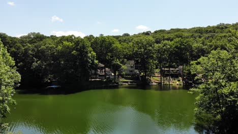 Un-Tiro-A-Lo-Largo-De-Un-Lago-De-Nueva-Jersey-Ubicado-En-La-Parte-Norte-Del-Estado