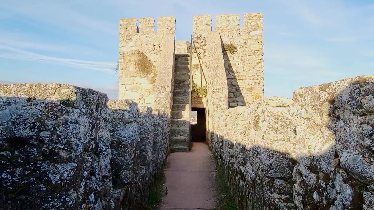 Torre de vigia e torres fortificadas do Castelo de Trujillo. Caminhada pelas muralhas, vista em primeira pessoa. Trujillo, Espanha