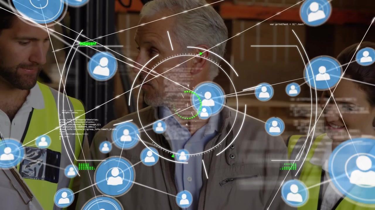 Responsabili di magazzino che discutono di logistica con sovrapposizione di dati digitali