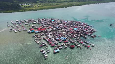 Vista-Aérea-De-Un-Hermoso-Pueblo-De-Agua-De-Mar-En-Kampung-Bajau,-Sulawesi,-Indonesia