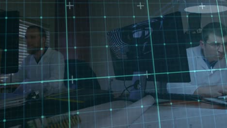 animación del patrón de cuadrícula sobre ingenieros masculinos caucásicos trabajando en una computadora portátil en la oficina