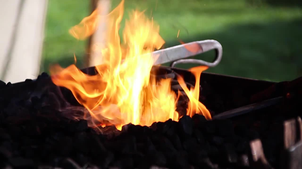 중세 대장장이가 칼을 만드는 방법