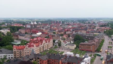 lund central en suecia con vistas a la concurrida carretera principal con tráfico de autobuses y la estación de tren