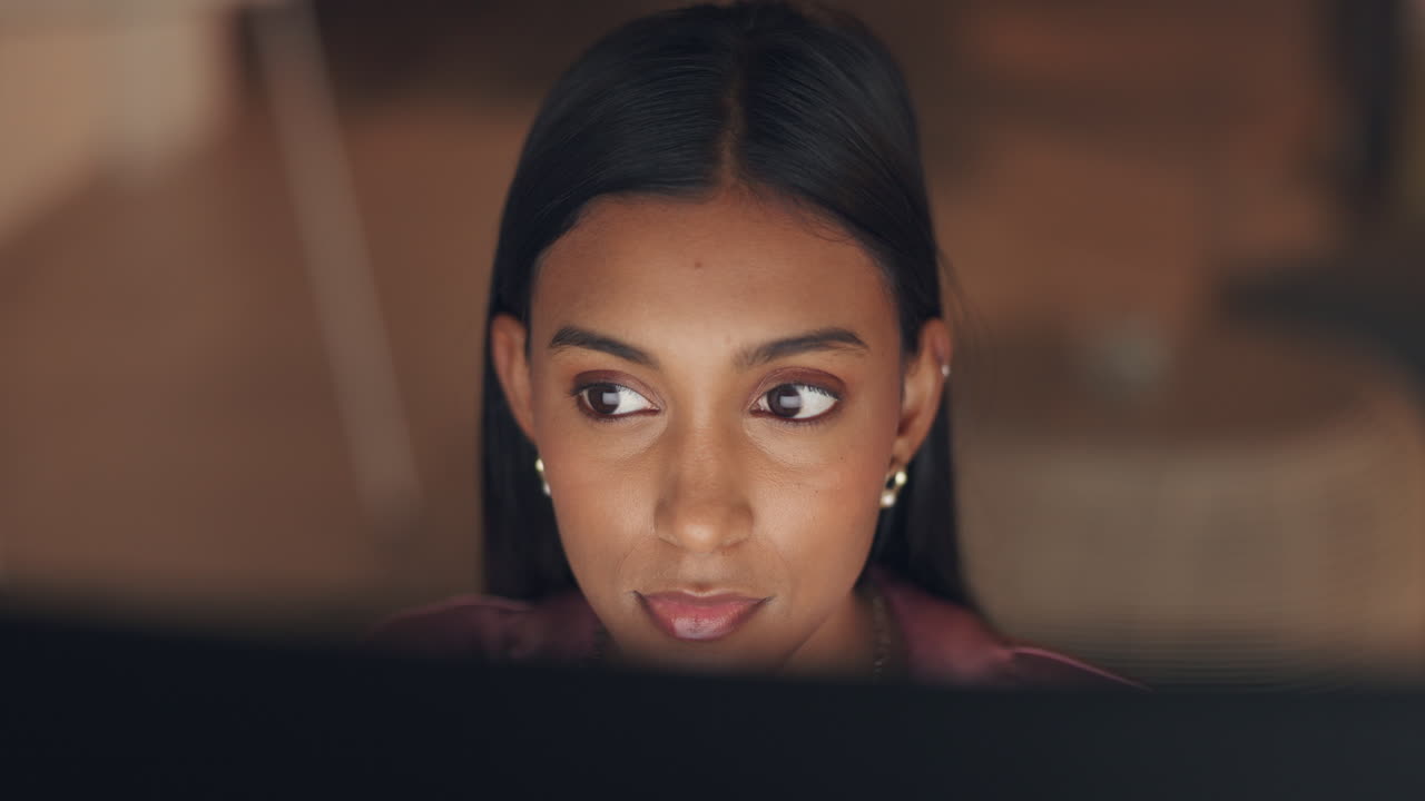 tarde en la noche, leyendo y computadora con negocios