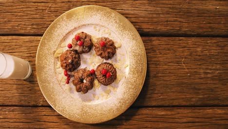 Weihnachtsplätzchen-Auf-Teller-Mit-Einem-Glas-Milch