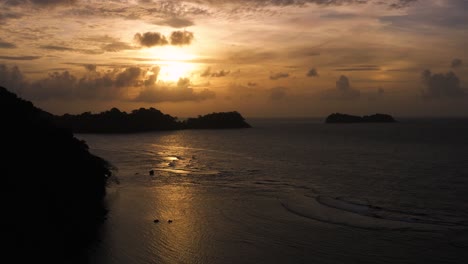 Silueta-Dorada-Atmosférica-Vista-Aérea-Costera-De-Panamá-Naranja-Sobre-El-Paisaje-Marino-Del-Océano-Al-Atardecer