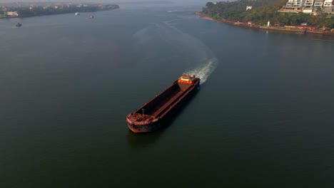 Sand-Frachten-Sand-Schiff-überqueren-Mandvi-Fluss-Goa-Indien-Panji-Drohne-Orbital-Geschossen-360-Sonnenuntergang-Shing-Auf-Dem-Wasser