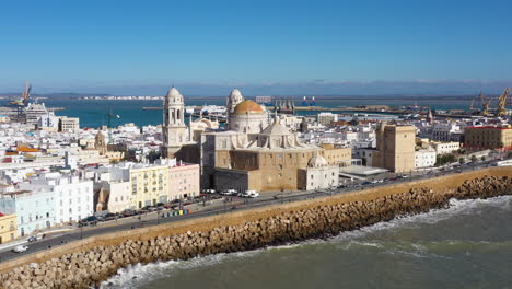 Luftaufnahme-Der-Kathedrale-Von-Cádiz,-Spanien,-Sonniger-Tag,-Römisch-katholische-Diözese-Von-Cádiz