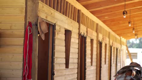 Sombrero-De-Vaquero-Colgado-En-La-Puerta-De-Un-Establo-De-Caballos