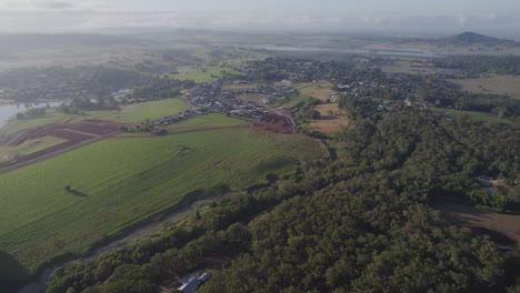 paisaje rural en la niebla en la ciudad de yungaburra, región de mesetas en el norte de queensland, australia