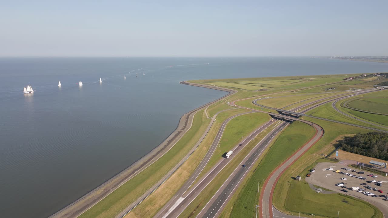 세일 보트 가 있는 해안 고속도로