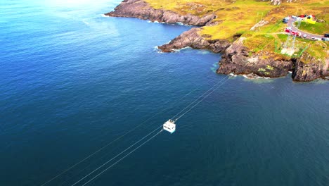 Irland-Epische-Orte-Hoch-über-Durnsey-Sound,-Kabel-Und-Macht-Sich-Auf-Den-Weg-Zur-Insel